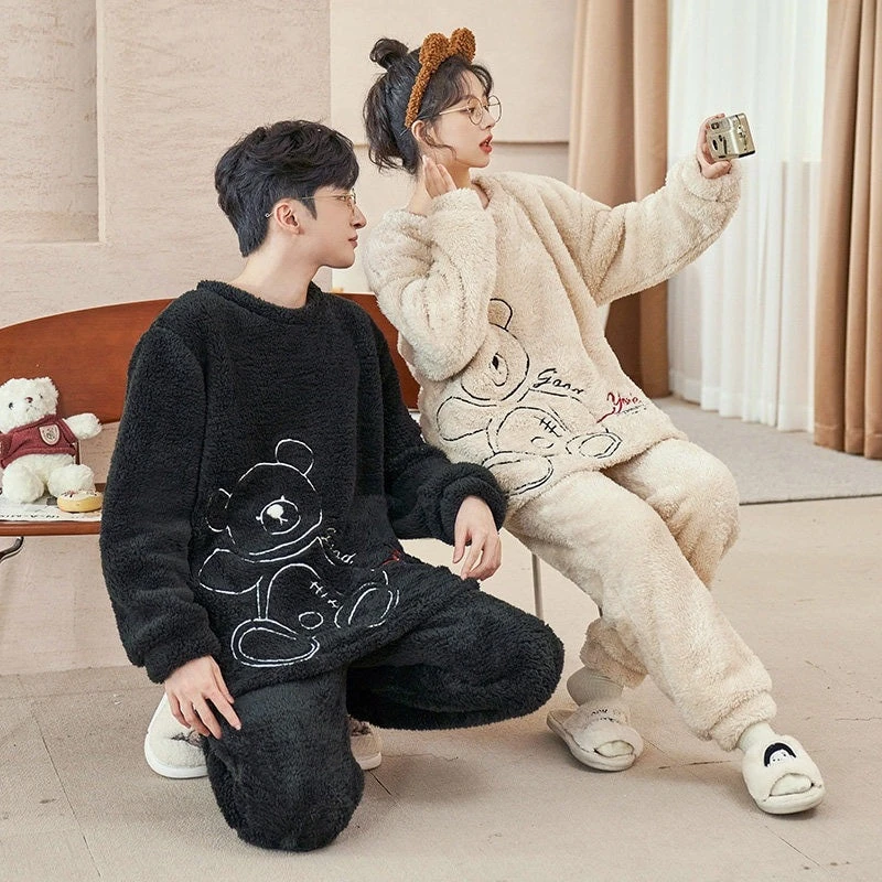 Pyjama Peluche Pour Couple à Manches Longues Avec Motif Ourson(Pyjama Peluche Pour Couple A Manches Longues Avec Motif Ourson) 1 Pyjama Peluche Pour Couple à Manches Longues Avec Motif Ourson(Pyjama Peluche Pour Couple A Manches Longues Avec Motif Ourson)